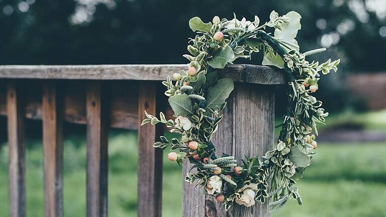 Kränze sind nicht nur schick auf Ihrem Kopf - auch an Geländern, Stühlen oder an Türen sind sie ein echter Hingucker! Je nach Hochzeitsstil können Sie diese mit Kräutern oder Rosen dekorieren.