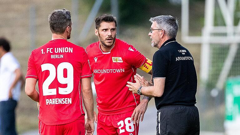 1. FC Union Berlin - First Vienna FC       -  Er war das entscheidende Puzzlestück für den Aufstieg von Union Berlin: Trainer Urs Fischer (rechts) gibt Michael Parensen (links) und Kapitän Christopher Trimmel Anweisungen.