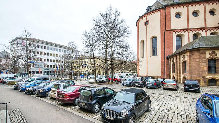 Zuviel Blech vor historischen Mauern. Schon bis Ende März sollen die parkenden Autos hinter der Apsis des Domes verschwinden. So will es ein interfraktioneller Antrag von Grünen, Linke, ÖDP/WL und ZfW, der am Dienstag im Ausschuss behandelt wird. Auch die SPD will dort keine Autos mehr. Zuviel Blech vor historischen Mauern. Schon bis Ende März sollen die parkenden Autos hinter der Apsis des Domes verschwinden. So will es ein interfraktioneller Antrag von Grünen, Linke, ÖDP/WL und ZfW, der am Dienstag im Ausschuss behandelt wird. Auch die SPD will dort keine Autos mehr.