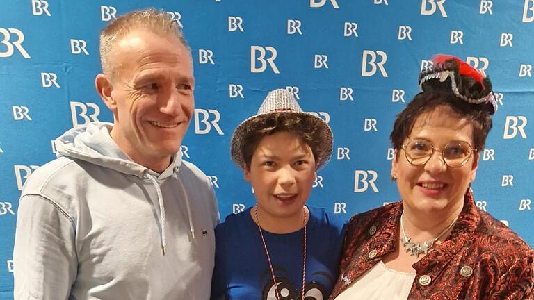 Christopher Koch mit seinem prominenten Büttenpaten Michl Müller und seiner Mutter Nicole Koch. Mutter Nicole hat auch die Büttenrede ihres Sohnes geschrieben. Christopher Koch mit seinem prominenten Büttenpaten Michl Müller und seiner Mutter Nicole Koch. Mutter Nicole hat auch die Büttenrede ihres Sohnes geschrieben.