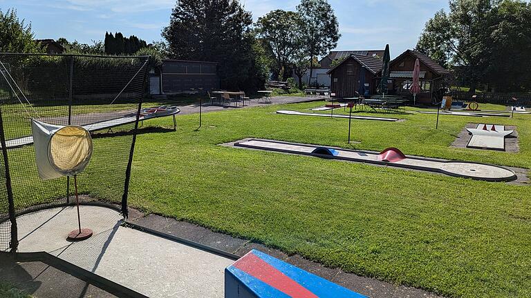 Die Minigolfanlage in Oberelsbach wurde kurz vor dem Minigolf wieder top in Schuss gebracht. Der Kiosk am Minigolfplatz hat regelmäßig unter der Woche und am Wochenende geöffnet. Die Minigolfanlage in Oberelsbach wurde kurz vor dem Minigolf wieder top in Schuss gebracht. Der Kiosk am Minigolfplatz hat regelmäßig unter der Woche und am Wochenende geöffnet.
