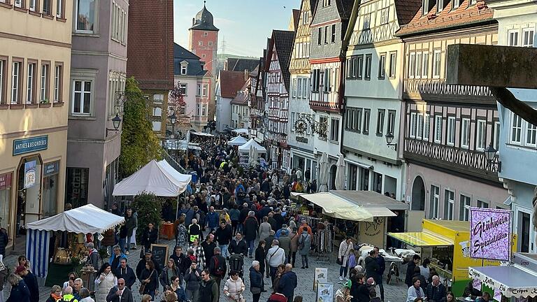 Die Kombination aus traditionellem Jahrmarkt und geöffneten Geschäften sorgte für eine lebendige Innenstadt und erfreute sowohl die Geschäftsleute als auch die Besucher. Die Kombination aus traditionellem Jahrmarkt und geöffneten Geschäften sorgte für eine lebendige Innenstadt und erfreute sowohl die Geschäftsleute als auch die Besucher.