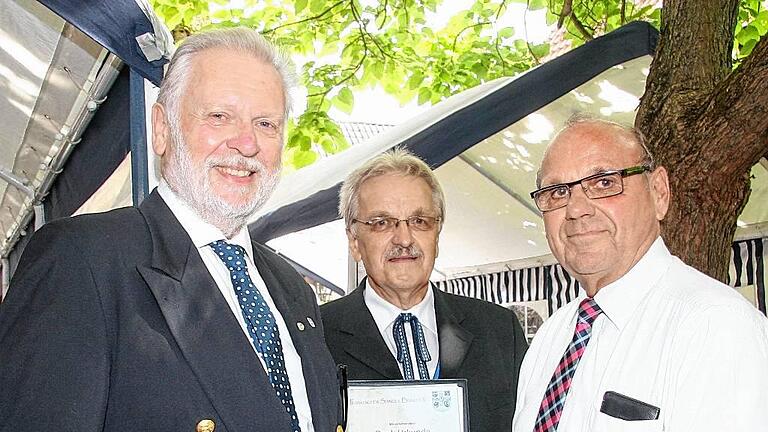Adalbert Hanshans (von links) hört nach fast 26 Jahren als Dirigent beim Gesangverein Eintracht Sulzfeld ab. Vorsitzender Wolfgang Reim bedankte sich mit Ehrenurkunde und Sängergruppenvorsitzender Kurt Lamparter verlieh ihm die Ehrennadel in Gold des Chorverbandes. Adalbert Hanshans (von links) hört nach fast 26 Jahren als Dirigent beim Gesangverein Eintracht Sulzfeld ab. Vorsitzender Wolfgang Reim bedankte sich mit Ehrenurkunde und Sängergruppenvorsitzender Kurt Lamparter verlieh ihm die Ehrennadel in Gold des Chorverbandes.