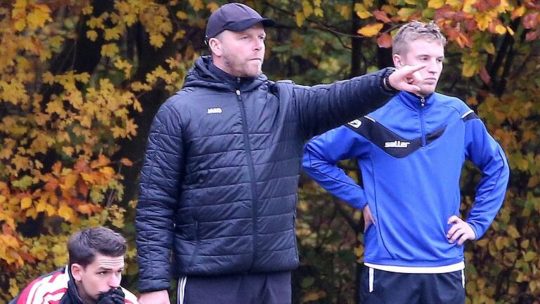 Fußball, Kreisklasse, FSV Holzkirchausen Neubrunn - TSV Duttenbrunn - Gegenwärtig gibt er noch beim FSV Holzkirchhausen/Neubrunn die Richtung vor: Trainer Stephan Spanheimer (mit Mütze). Fußball, Kreisklasse, FSV Holzkirchausen Neubrunn - TSV Duttenbrunn - Gegenwärtig gibt er noch beim FSV Holzkirchhausen/Neubrunn die Richtung vor: Trainer Stephan Spanheimer (mit Mütze).