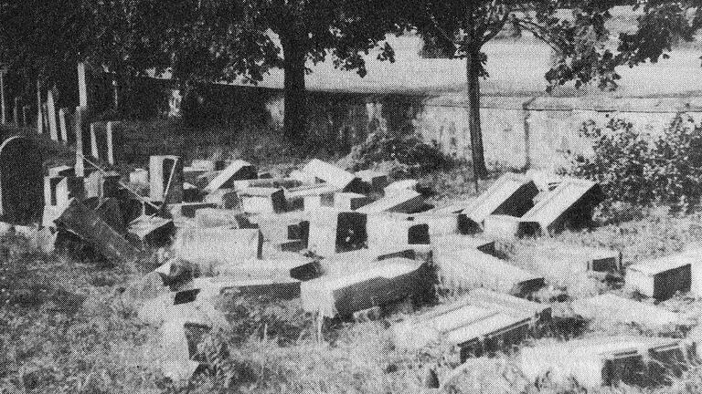 Das Foto aus der unmittelbaren Nachkriegszeit zeigt die während der Zeit des Nationalsozialismus angerichteten Verwüstungen auf dem jüdischen Friedhof.