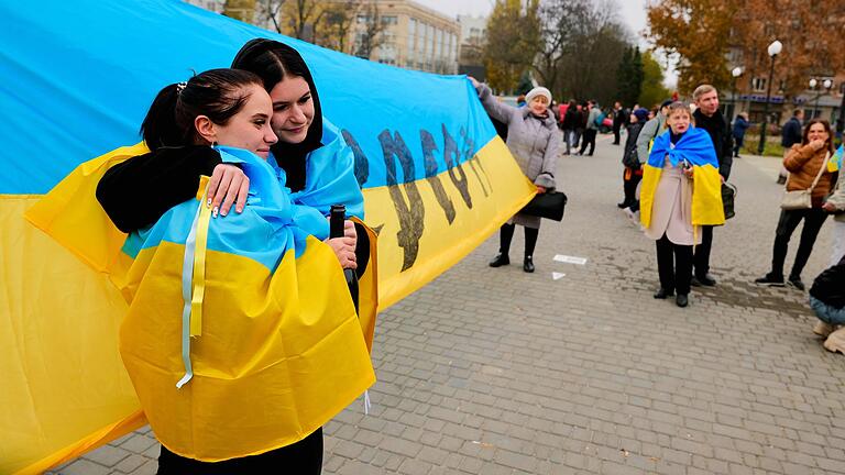 Gelb und Blau, die Farben der Ukraine, dominieren den 'Platz der Freiheit'. Gelb und Blau, die Farben der Ukraine, dominieren den 'Platz der Freiheit'.