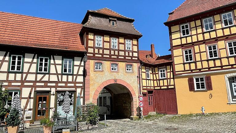 Das Stadttor am Marktplatz: Entweder hier oder unter dem ehemaligen Krankenhaus müssten die Baufahrzeuge durchkommen. Das Stadttor am Marktplatz: Entweder hier oder unter dem ehemaligen Krankenhaus müssten die Baufahrzeuge durchkommen.