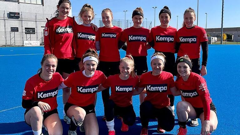 Die neuen Spielerinnen der&nbsp; Schweizer Hockey-Frauen-Nationalmannschaft mit Nele Pöhler (vorne Mitte) vom HTC Würzburg.