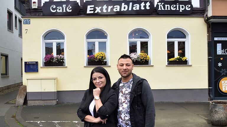 Wagten den Sprung in die Selbstständigkeit: Ab sofort bewirtschaften Tina und Nicku Firescu, die aus Rumänien stammen und seit einigen Jahren in Deutschland leben, die Kultkneipe 'Extrablatt' am Marktplatz in Bad Königshofen. Wagten den Sprung in die Selbstständigkeit: Ab sofort bewirtschaften Tina und Nicku Firescu, die aus Rumänien stammen und seit einigen Jahren in Deutschland leben, die Kultkneipe 'Extrablatt' am Marktplatz in Bad Königshofen.