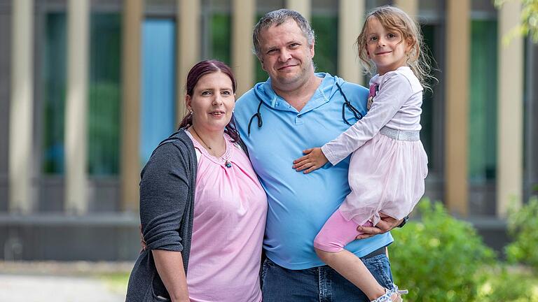 Sven Beeson aus Oberwildflecken sagt, er habe seine Frau Manuela noch nie so leiden sehen wie bei dem Herzinfarkt. Mit im Bild ist Beesons sechsjährige Tochter Marie. Sven Beeson aus Oberwildflecken sagt, er habe seine Frau Manuela noch nie so leiden sehen wie bei dem Herzinfarkt. Mit im Bild ist Beesons sechsjährige Tochter Marie.