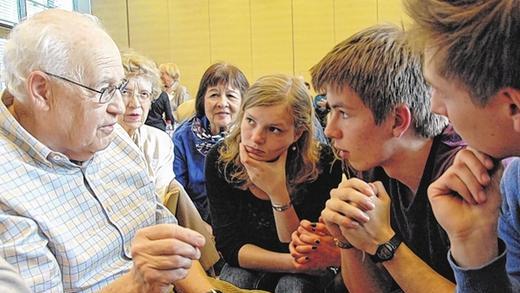 2012: John Schwabacher mit Schülern des Deutschhaus-Gymnasiums. Foto: Thomas Obermeier