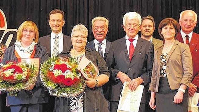 Ein Herz für die AWO: (von links) Bezirksvorsitzender Stefan Wolfshörndl, MdL Kathi Petersen, Ortsvereinsvorsitzende Renate Keller, Landrat Florian Töpper, Vizevorsitzende Christa Zink, Altbürgermeister Peter Seifert, Horst Rödemer, Ehrenmitglied der Freien Wähler, SPD-Vorsitzender Wolf-Dietrich Lang, Bürgermeisterin Bettina Bärmann, Waldemar Leibold, Kreisvorsitzende Gaby Sander und Landesvorsitzender Thomas Beyer.