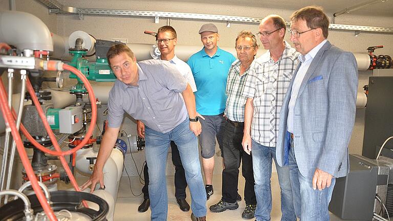 Die Zentrale der Nahwärmeversorgung erklärt Armin Mantel-Hepp (von links) Gerald Kolb, Ralf Erhart, Berthold Mann, Daniel Walter und Bürgermeister Friedel Heckenlauer.