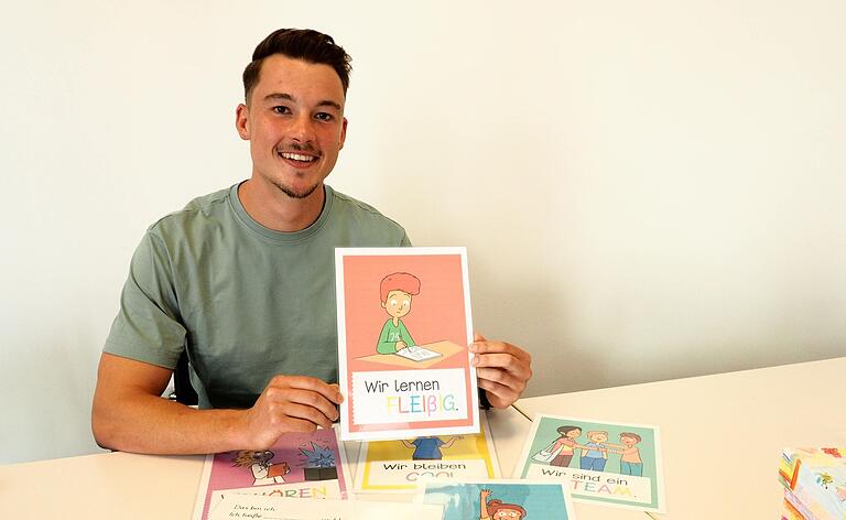 Die Regeln für den Klassenraum und ein Kennenlernspielt hat Henrik Dürr schon vorbereitet. Die Arbeit mit den Kindern macht ihm viel Spaß – deshalb will er sich nicht anmerken lassen, wenn es mal stressig ist. Die Regeln für den Klassenraum und ein Kennenlernspielt hat Henrik Dürr schon vorbereitet. Die Arbeit mit den Kindern macht ihm viel Spaß – deshalb will er sich nicht anmerken lassen, wenn es mal stressig ist.