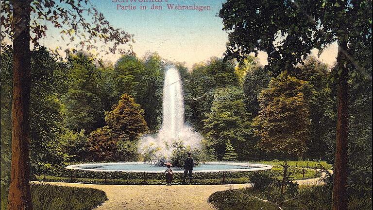 1910 entstand diese Aufnahme: Schon damals gab es einen Springbrunnen in den Schweinfurter Wehranlagen. Der neue Brunnen wurde 1961 in Betrieb genommen. Trotz sorgfältiger Recherche konnte der Rechteinhaber des Fotos nicht ermittelt werden. Rechteinhaber werden gebeten, sich mit der Redaktion in Verbindung zu setzen. 1910 entstand diese Aufnahme: Schon damals gab es einen Springbrunnen in den Schweinfurter Wehranlagen. Der neue Brunnen wurde 1961 in Betrieb genommen. Trotz sorgfältiger Recherche konnte der Rechteinhaber des Fotos nicht ermittelt werden. Rechteinhaber werden gebeten, sich mit der Redaktion in Verbindung zu setzen.