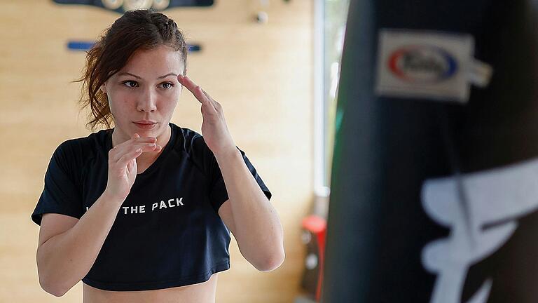 Offene Hände, geschlossene Finger: Auch die Würzburger Kickboxerin Deborah Melhorn demonstriert diese Position, die in bestimmten Situationen mehr Beweglichkeit verspricht als geballte Fäuste. Offene Hände, geschlossene Finger: Auch die Würzburger Kickboxerin Deborah Melhorn demonstriert diese Position, die in bestimmten Situationen mehr Beweglichkeit verspricht als geballte Fäuste.