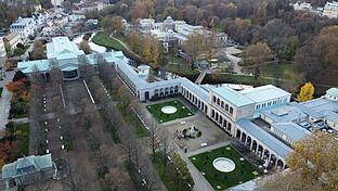 Blick auf die zentralen Kuranlagen mit Wandelhalle, Arkadenbau, Kurgarten und Luitpoldbad.