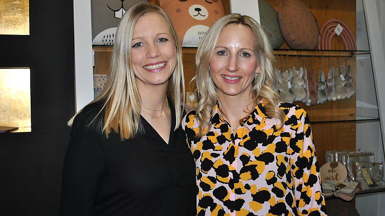 Susanne Büttner und Karina Hümpfner-Bezold (rechts) wagen mit dem Wohnstudio m den Schritt in die Selbstständigkeit.