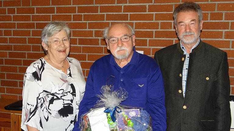 Ehrung beim Rhönclub-Zweigverein Schweinfurt: Vorsitzende Josefine Friedrich (von links), der geehrte Seniorenwart Hans Herold und zweiter Vorsitzender Erich Kleinhenz. Ehrung beim Rhönclub-Zweigverein Schweinfurt: Vorsitzende Josefine Friedrich (von links), der geehrte Seniorenwart Hans Herold und zweiter Vorsitzender Erich Kleinhenz.