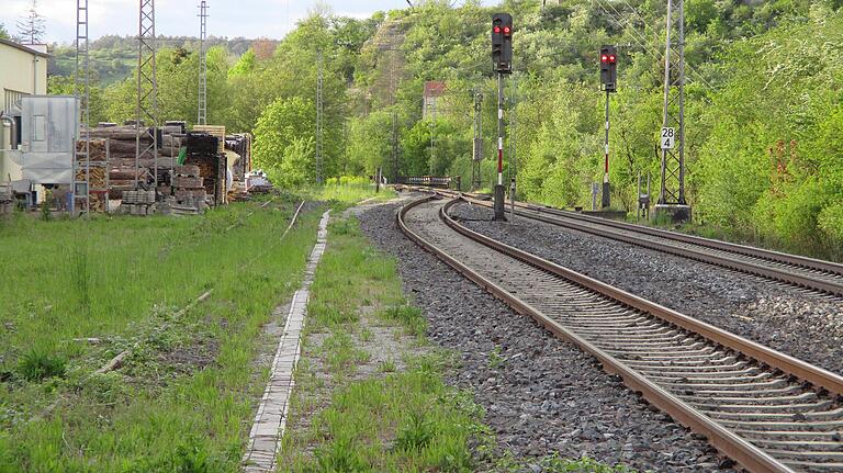 Fast schon malerisch wirken die Gleise der Werntalbahn bei Thüngen. Auch der gute Zustand der Strecke ist zu erkennen. Fast schon malerisch wirken die Gleise der Werntalbahn bei Thüngen. Auch der gute Zustand der Strecke ist zu erkennen.
