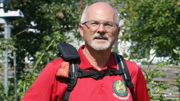 Rucksack und Vereinsshirt: So kennen die Wanderfreunde Heinz Hüttner, wenn er als Wanderführer für den Bischofsheimer Rhönklub unterwegs ist. Rucksack und Vereinsshirt: So kennen die Wanderfreunde Heinz Hüttner, wenn er als Wanderführer für den Bischofsheimer Rhönklub unterwegs ist.