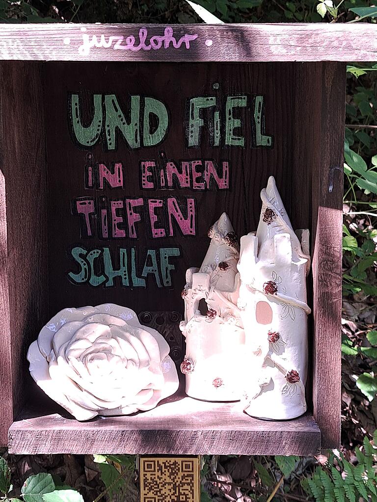 Wer fiel wohl in dieser Szene in einen tiefen Schlaf? Besucher erfahren es auf dem Märchenweg. Wer fiel wohl in dieser Szene in einen tiefen Schlaf? Besucher erfahren es auf dem Märchenweg.
