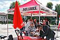 Linke auf Sommertour       -  (fan)   Die beiden bayerischen Bundestagsabgeordneten der Linken, Klaus Ernst und Eva Bulling-Schröter, haben auf ihrer Sommertour in Schweinfurt mit einem Info-Stand auf dem Schillerplatz Station gemacht. Speziell ging es um das mit Kanada geplante Freihandelsabkommen &bdquo;Ceta&ldquo;. Die Linke unterstützt das bayerische Volksbegehren dagegen und ruft ab 16. Juli zum Sammeln von Unterschriften auf. Überall in Bayern würden da an Infoständen Unterschriften gegen das Freihandelsabkommen gesammelt, auch in Schweinfurt. Mit dem Volksbegehren solle die bayerische Landesregierung gezwungen werden, im Bundesrat gegen das Abkommen zu stimmen. Das Ziel: die erste Hürde von 25 000 Unterschriften gleich am 16. Juli zu nehmen, um ein deutliches Signal des Widerstandes an die Landesregierung zu senden. Mit Abkommen wie &bdquo;Ceta&ldquo; oder &bdquo;TTIP&ldquo; könnten Konzerne Staaten verklagen, wenn neue Gesetze ihre Gewinnerwartungen schmälerten. Deshalb wäre es &bdquo;ein großartiges Signal, wenn wir dieses Abkommen ausgerechnet in Bayern zu Fall bringen können&ldquo;, so die Linke-Abgeordneten. Abends konnten Bürger mit ihnen auf dem Weinfest diskutieren.