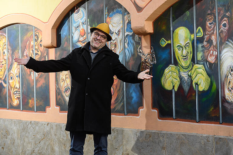 Wolfgang Huskitsch , 46, Kabarettist aus Dorfprozelten.&nbsp; „Auf eine Masse von Gleichgesinnten zu treffen und gemeinsam Spaß haben!“ Das fehlt Wolfgang Huskitsch aus Dorfprozelten (Lkr. Miltenberg) am meisten. Das Gesellschaftliche, der Zuspruch des Publikums. Knapp 50 Auftritte hat der 46-Jährige in einer regulären Session. Manchmal vier bis fünf an einem Abend. In diesem Jahr ist alles abgesagt. Aber statt sich zu grämen hat Wolfgang seine Tour kurzerhand in die Sozialen Medien verlagert. Für jeden ausgefallenen Auftritt gibt es ein Video mit individueller Anmoderation. Dann kommt ein kurzer Clip aus dem Programm. „Und was am Schluss passiert, dafür übernehme ich keine Haftung“, sagt Wolfgang und lacht.