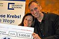 Alexander Meining überreichte einen Spendenscheck über 5000 Euro an Gabriele Nelkenstock, die Vorsitzende des Stiftungsrats der Stiftung 'Forschung hilft'.