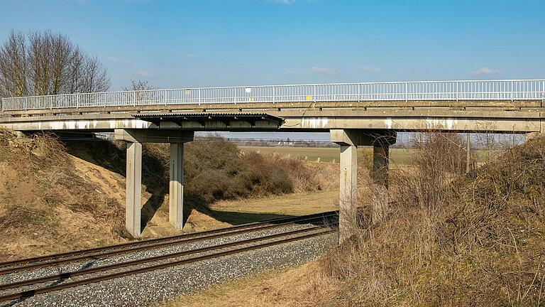 Das ist eine der beiden landwirtschaftlichen Brücken, die auf Dettelbacher Gebiet über die Bahnstrecke Bamberg – Rottendorf führen und die nun abgerissen werden. Das ist eine der beiden landwirtschaftlichen Brücken, die auf Dettelbacher Gebiet über die Bahnstrecke Bamberg – Rottendorf führen und die nun abgerissen werden. 