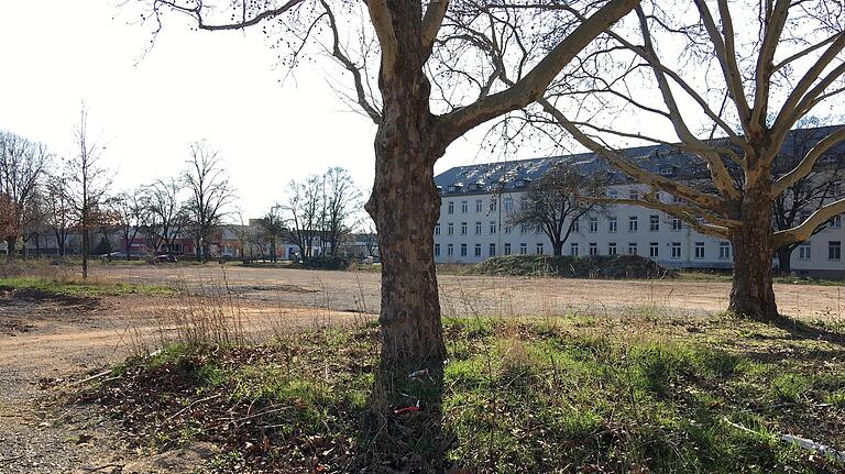 Die CSU drängt darauf, dass die Verwaltung den Freistaat Bayern in die Pflicht nimmt, auf seinen Flächen zwischen dem neuen FH-Gebäude und der Niederwerrner Straße auch zeitnah den Platz zu gestalten. Die CSU drängt darauf, dass die Verwaltung den Freistaat Bayern in die Pflicht nimmt, auf seinen Flächen zwischen dem neuen FH-Gebäude und der Niederwerrner Straße auch zeitnah den Platz zu gestalten.
