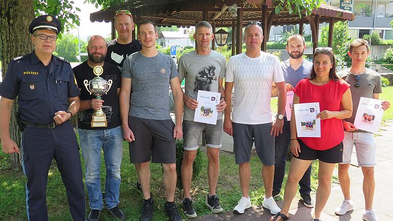 Gruppenfoto der Siegerehrung mit den Mannschaftsvertretern, Organisatoren und Dienststellenleiter Thomas Miebach (links). Gruppenfoto der Siegerehrung mit den Mannschaftsvertretern, Organisatoren und Dienststellenleiter Thomas Miebach (links).