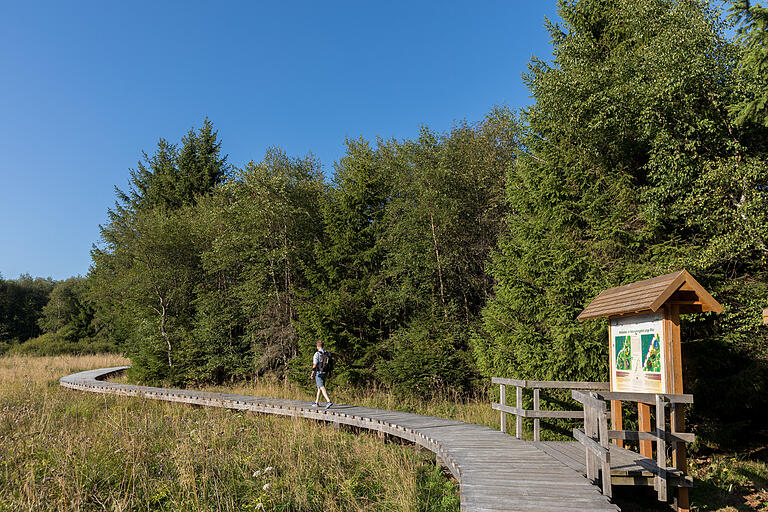 Eines der Ausflugsziele in der Rhön ist das Schwarze Moor am Dreiländereck von Hessen, Thüringen und Bayern. Eines der Ausflugsziele in der Rhön ist das Schwarze Moor am Dreiländereck von Hessen, Thüringen und Bayern.