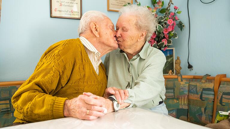Portrait von Nikolaus und Margarethe Emmerling am Hochzeitstag. Die Würzburger sind seit 70 Jahren verheiratet Portrait von Nikolaus und Margarethe Emmerling am Hochzeitstag. Die Würzburger sind seit 70 Jahren verheiratet