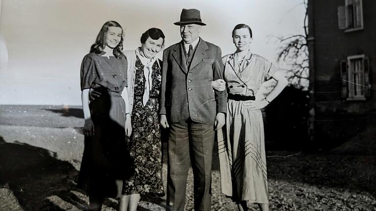 Louise Müller (Zweite von links) und Eugen Müller mit den Töchtern Elisabeth (links) und Christa (rechts). Louise Müller (Zweite von links) und Eugen Müller mit den Töchtern Elisabeth (links) und Christa (rechts).