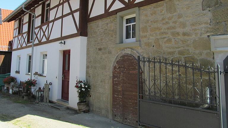 Zu einem zweiten Wohnhaus am Hof in Garstadt haben Christine und Christian Geuder den ehemaligen Stall umgebaut. Zu einem zweiten Wohnhaus am Hof in Garstadt haben Christine und Christian Geuder den ehemaligen Stall umgebaut.