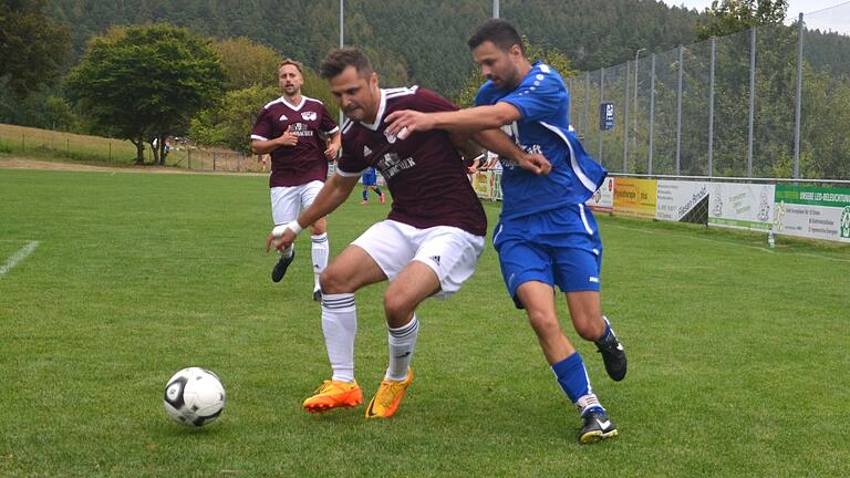 Die Spiele der Kreisklasse Rhön       -  Carlos Rottenberger vom FC Sandberg (rechts) zieht in dieser Szene den Kürzeren gegen Jan Pistor.