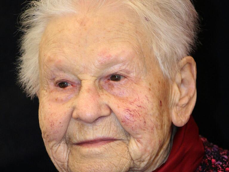 Grete Schmitt. Grete Schmitt.