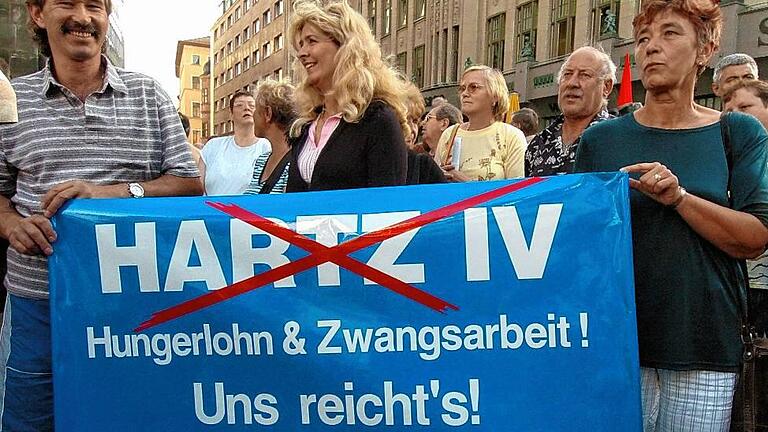 Hartz bietet Rücktritt aus Konzernvorstand an - Im August 2004 demonstrierten in Leipzig Tausende Menschen gegen die geplanten Einschnitte im Sozialsystem.Peter Endig, dpa Hartz bietet Rücktritt aus Konzernvorstand an - Im August 2004 demonstrierten in Leipzig Tausende Menschen gegen die geplanten Einschnitte im Sozialsystem.Peter Endig, dpa