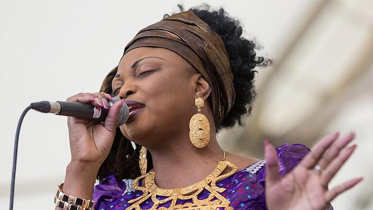 Kräftige Stimme: Die Sängerin der Gruppe „Mama Afrika“, die das Festival eröffnete. Kräftige Stimme: Die Sängerin der Gruppe „Mama Afrika“, die das Festival eröffnete.