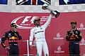 Formel 1: Grand Prix von Japan       -  Lewis Hamilton freut sich nach seinem Sieg mit den Red Bull-Fahrern Max Verstappen (l) und Daniel Ricciardo.