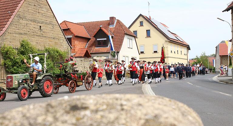 Impressionen vom großen Geburtstagsfest - ein Feuerwehrfest das in Erinnerung bleiben wird. Zum Fest 150 Jahre Feuerwehr Kirchschönbach gab es einen großen Umzug durch die Ortschaft. Neben 25 Feuerwehren sorgten drei Musik-Kapellen (Oberschwarzach, Kitzingen / Wiesenbronn, Reupelsdorf) für beste Feststimmung. Das Festgelände war im Anschluss an den Umzug bis auf den letzten Platz 'ausverkauft'. Feuerwehren, Blaskapellen, Ehrengäste und Besucher fühlten sich sehr wohl.