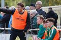Trainer Thorsten Götzelmann (links) und Co-Trainer Mathias Brunsch (Dritte von rechts) verfolgen das Abtswinder Spiel. Das Bild entstand beim Bayernliga-Auswärtsspiel in Karlburg.
