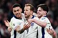 England - Lettland       -  Harry Kane (Mitte) ist mit dem neuen England-Coach Thomas Tuchel sehr zufrieden