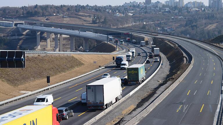 Ende Februar, Anfang März erfolgte in zwei Etappen die Umlegung der Fahrspuren der A3 in Richtung Nürnberg. Ende Februar, Anfang März erfolgte in zwei Etappen die Umlegung der Fahrspuren der A3 in Richtung Nürnberg.
