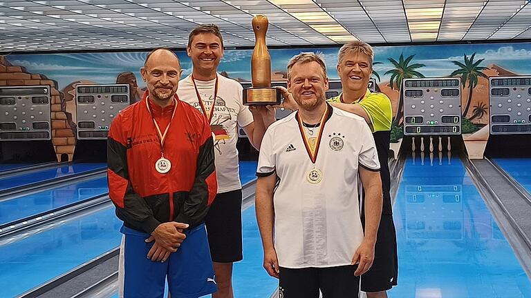 Bernd Vorndran, Stefan Lehmann, Matthias Menninger und Marco Schmitt trafen sich 30 Jahre später, um an den Triumph von damals zu erinnern. Bernd Vorndran, Stefan Lehmann, Matthias Menninger und Marco Schmitt trafen sich 30 Jahre später, um an den Triumph von damals zu erinnern.