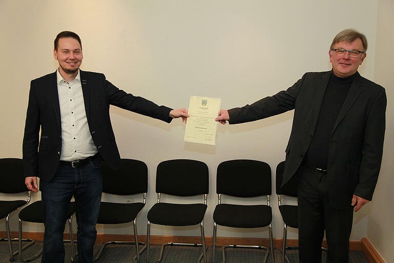 Der Nachfolger und sein Vorgänger: Markus Haberstumpf mit Hans Fiederling (rechts), hier bei der Übergabe der Ernennungsurkunde zum 'Altbürgermeister' im November 2020.