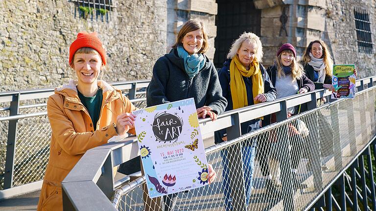 Die Veranstalterinnen des ersten 'Fair liebt Kunst Festivals' 2022. Von vorne nach hinten: Julia Heinrich, Carolin Stöcker (Quartiersmanagement Zellerau), Anja Knieper (Umweltstation Würzburg), Maria Martin (Ma.mind Design) und Anja Wagenbrenner (Frieda & Emil). Die Veranstalterinnen des ersten 'Fair liebt Kunst Festivals' 2022. Von vorne nach hinten: Julia Heinrich, Carolin Stöcker (Quartiersmanagement Zellerau), Anja Knieper (Umweltstation Würzburg), Maria Martin (Ma.mind Design) und Anja Wagenbrenner (Frieda & Emil).