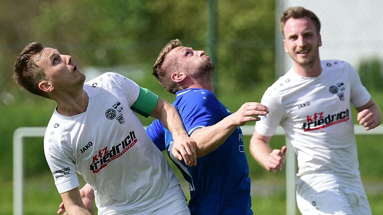 Da oben ist der Ball! David Büschelberger (Mitte) ist in dieser Szene (Archivfoto) voll fokussiert. Mit seinem TSV Trappstadt verabschiedete er sich mit einem 3:1-Sieg bei der SG Heidenfeld/Hirschfeld aus der Bezirksliga in Richtung Kreisliga. Büschelberger erzielte das 3:1. Da oben ist der Ball! David Büschelberger (Mitte) ist in dieser Szene (Archivfoto) voll fokussiert. Mit seinem TSV Trappstadt verabschiedete er sich mit einem 3:1-Sieg bei der SG Heidenfeld/Hirschfeld aus der Bezirksliga in Richtung Kreisliga. Büschelberger erzielte das 3:1.