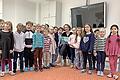 Unser Foto zeigt Kinder der Klasse 1b an der Sinnberg-Grundschule mit einer Mutter, die als Lesepatin in die Schule gekommen ist.       -  Unser Foto zeigt Kinder der Klasse 1b an der Sinnberg-Grundschule mit einer Mutter, die als Lesepatin in die Schule gekommen ist.